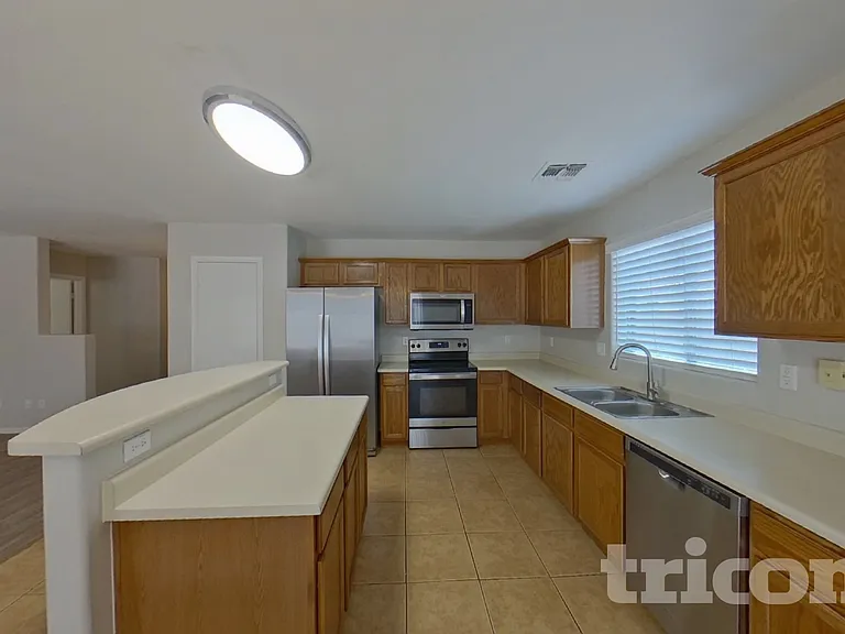 43714 W Cale Dr — Photo 4