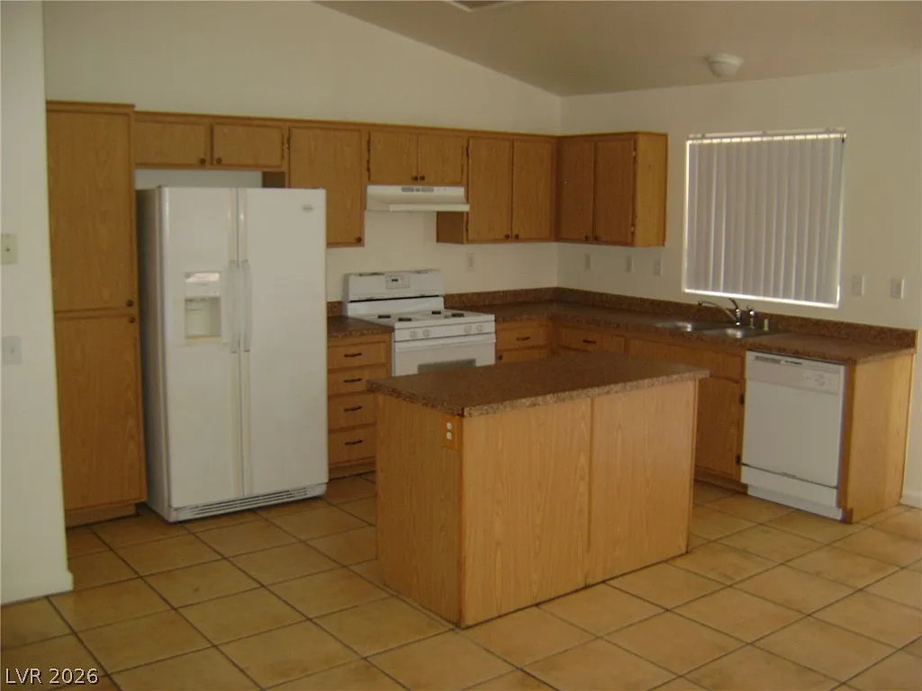 3 bed, 2.0 bath, 1302 sqft, $1,761 — Photo 4