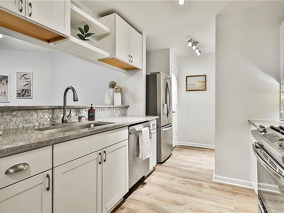 5th image of 1029 N Jamestown Rd