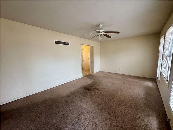 2nd image of 512 NW Lakeview Rd