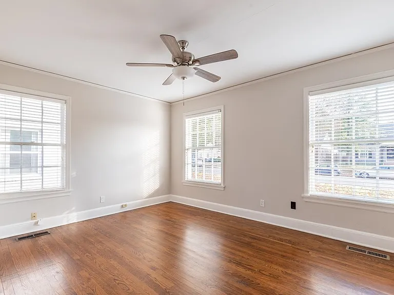 380 Holmes Cir — Photo 20