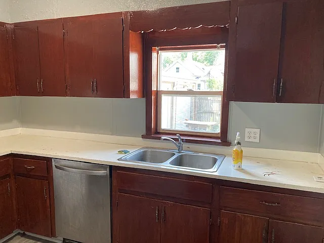 304 W 8th St — Photo 5