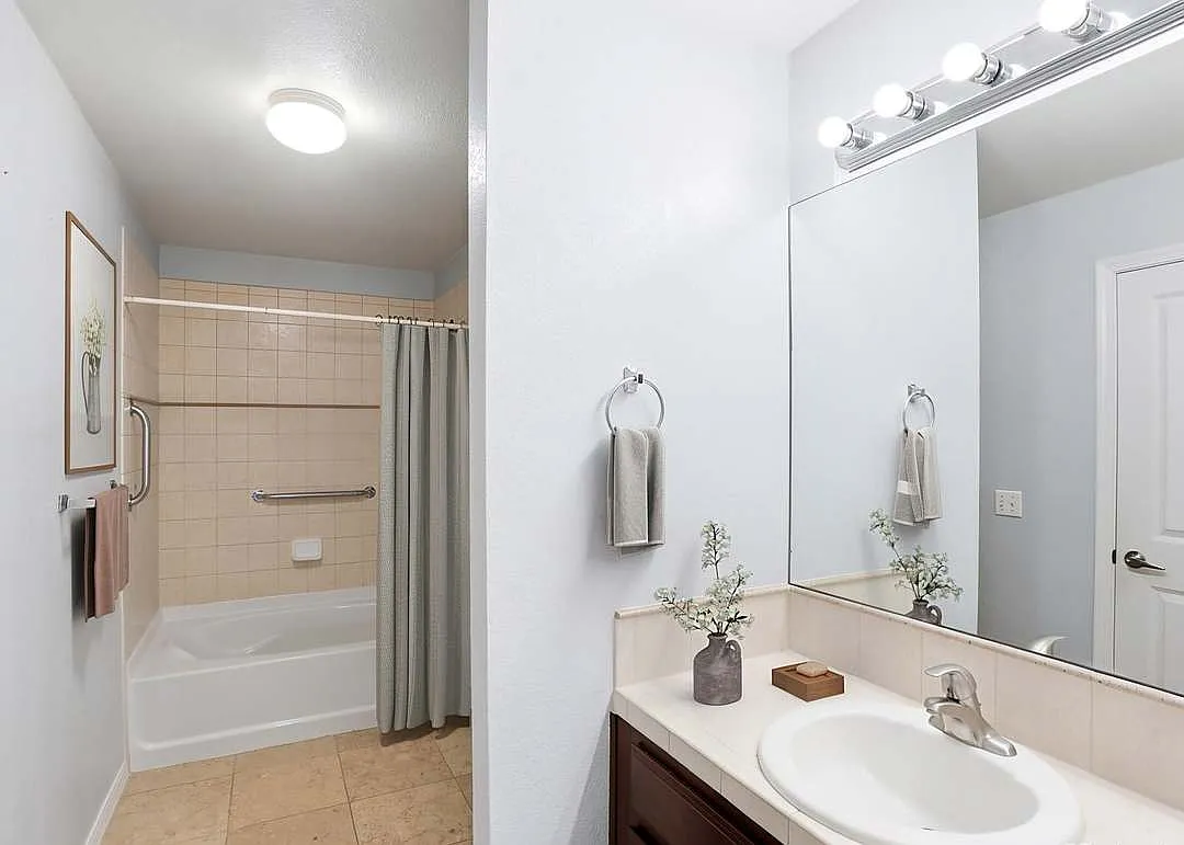 3 bed, 2328 sqft, $2,500 — Photo 2