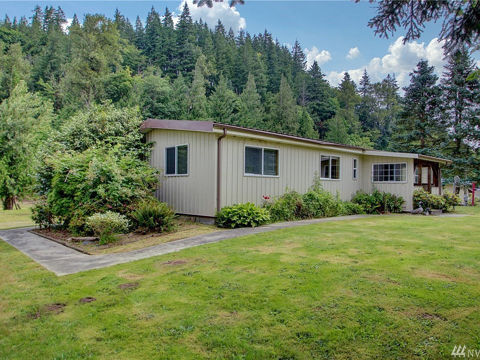 This 1972 double wide is in great condition for its age. There are two large bedrooms and with 2 baths. This age of mobile will not qualify for conventional financing. Call listing agent for lender suggestion and details..