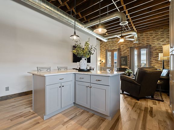 5th image of 209 E Main St #101