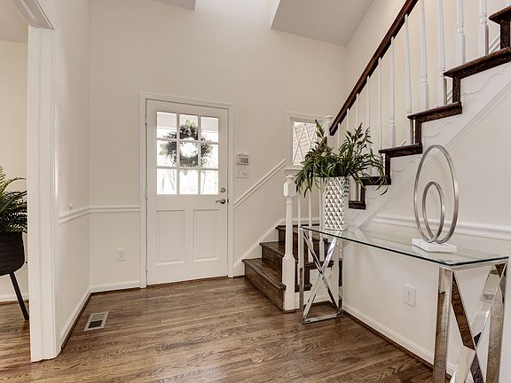 3rd image of 914 Warwickshire Ct
