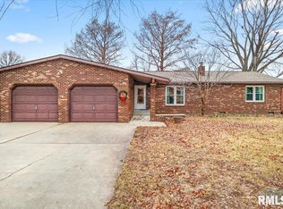 6 Braden Ct, Virden, IL 62690