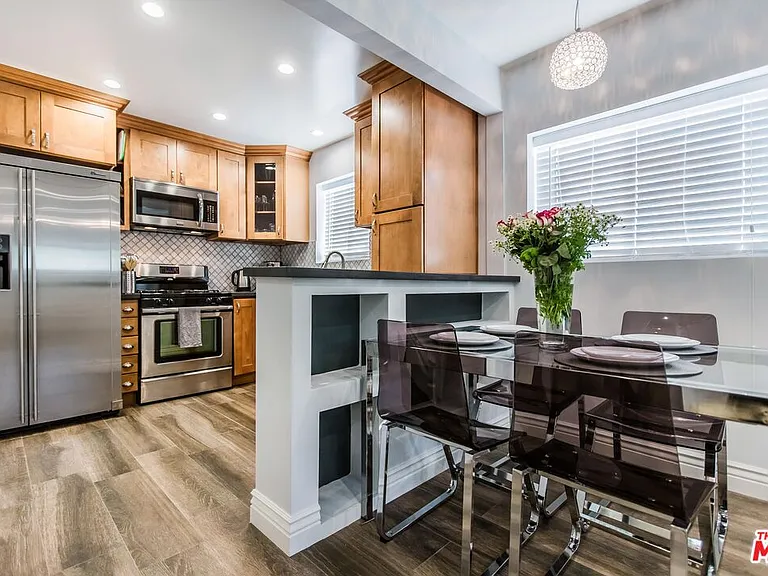4407 Irvine Ave — Photo 2
