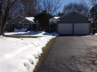 8 Rollingwood Dr, Pittsford, NY 14534