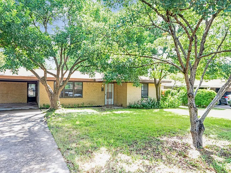 1904 Ridgemont Dr — Photo 2