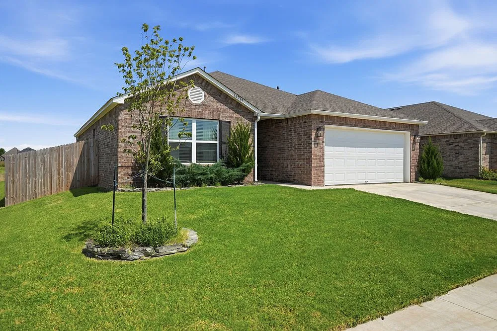 3 bed, 2.0 bath, 1523 sqft, $1,700 — Photo 2