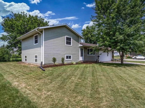 901 Frost St, Grundy Center, IA 50638