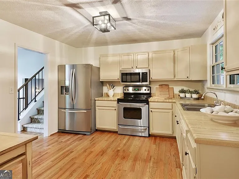 130 Cains Cove Dr — Photo 4