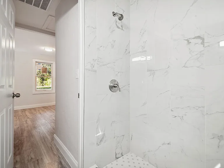 5710 Kenwood Ave — Photo 16