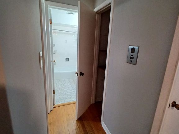 4th image of 11904 Greenwood Ave #1W