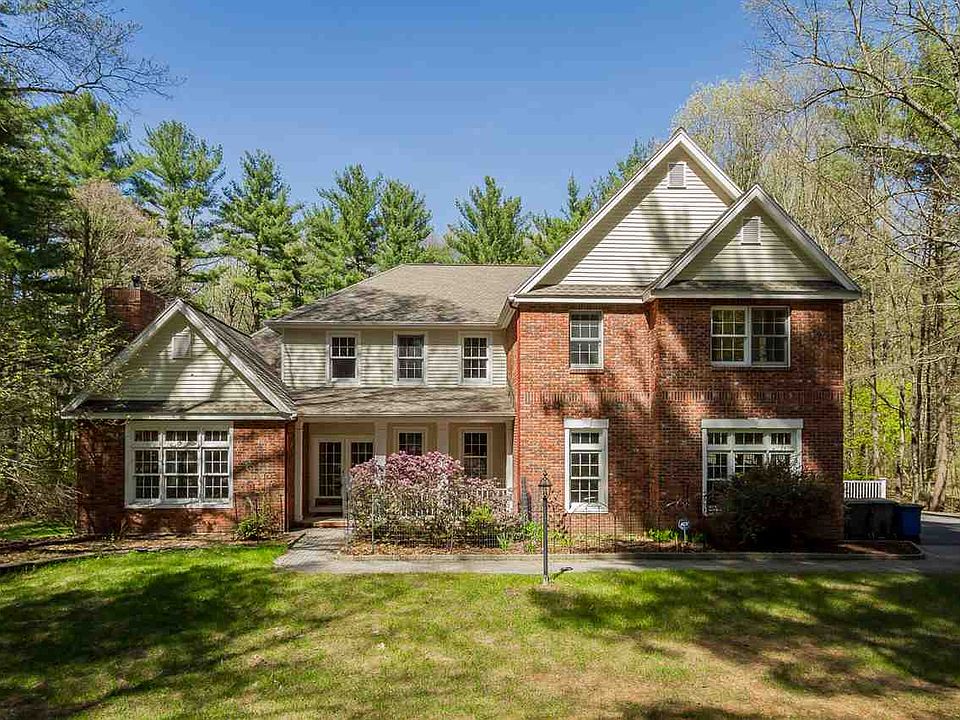 1st image of 3 Saddle Brook Dr