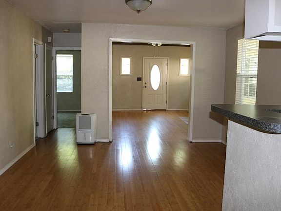 2nd image of 601 W San Antonio St