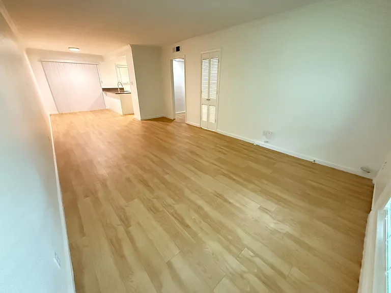 Lorrain Apartments — Photo 31