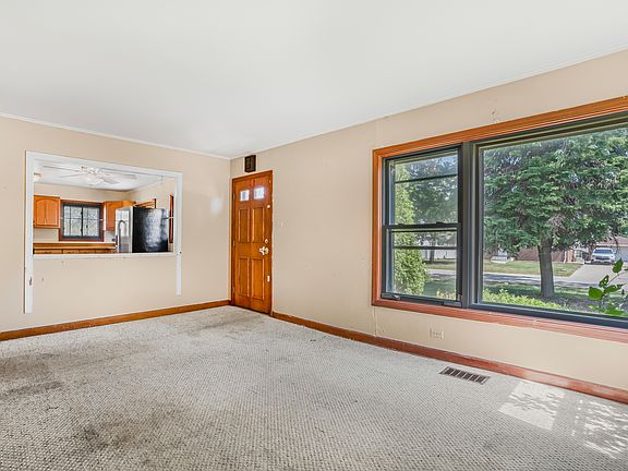 3rd image of 816 N Prater Ave