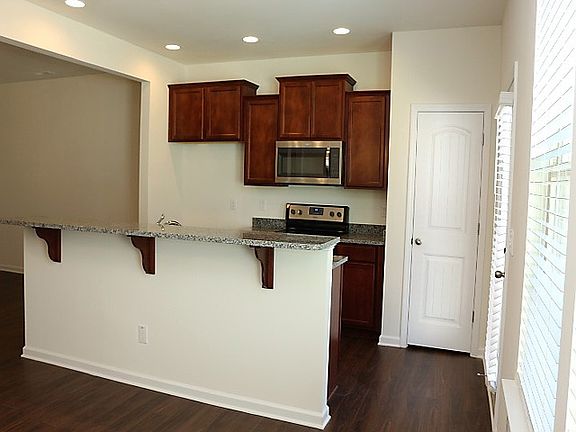 4th image of 28 W Grove Point Dr