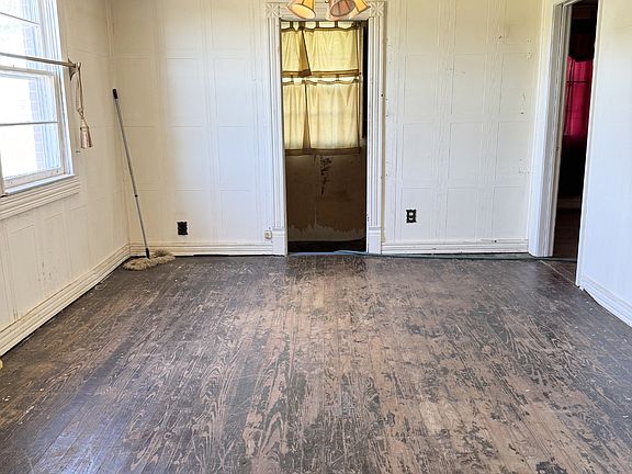 5th image of 494 Carman Ave
