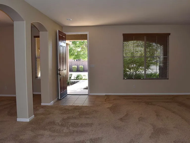 684 Whitfield Ln — Photo 5