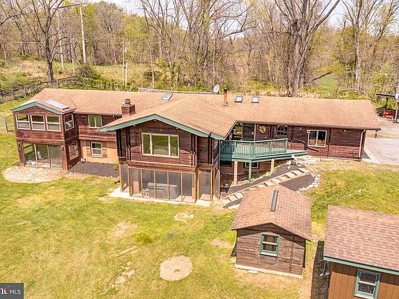 2nd image of 410 Windward Ln