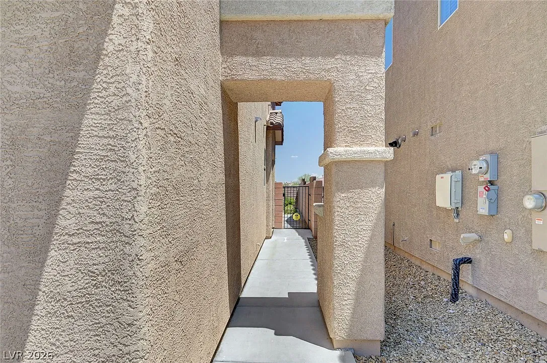 3 bed, 2.5 bath, 1965 sqft, $2,200 — Photo 3