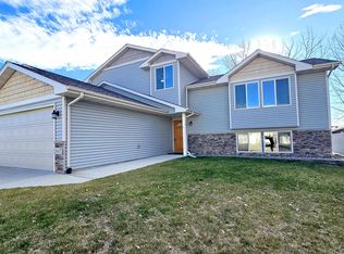 2617 Heritage Dr, Minot, ND 58703