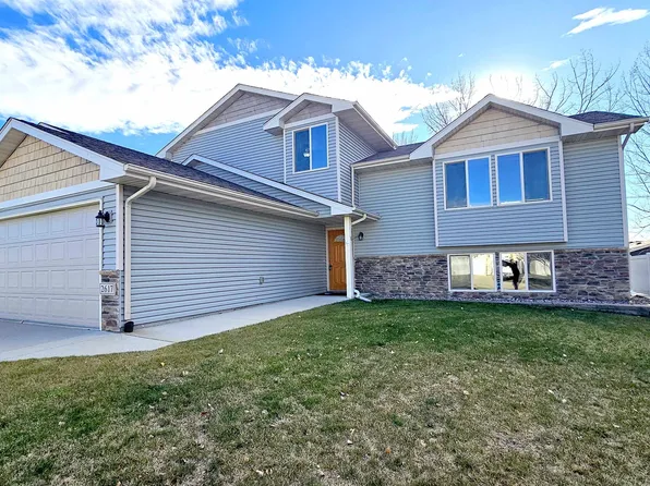 2617 Heritage Dr, Minot, ND 58703