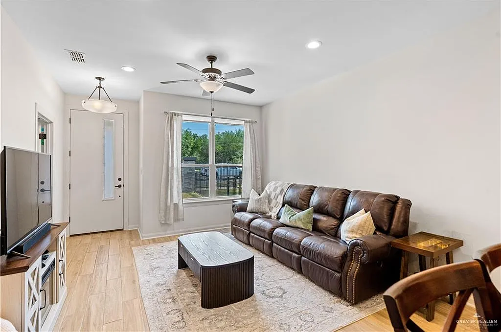 2 bed, 2.0 bath, 1682 sqft, $2,050 — Photo 3