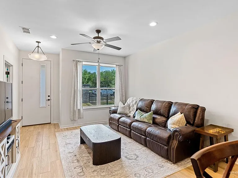 1321 Xavier Ave — Photo 3