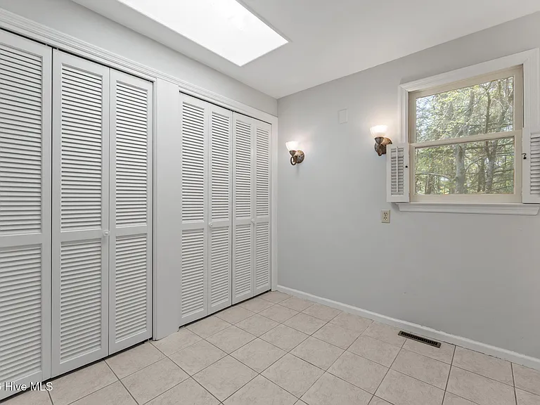 225 Arbutus Rd — Photo 31