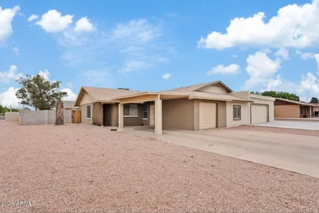 3 bed, 1000 sqft, $1,995 — Photo 1