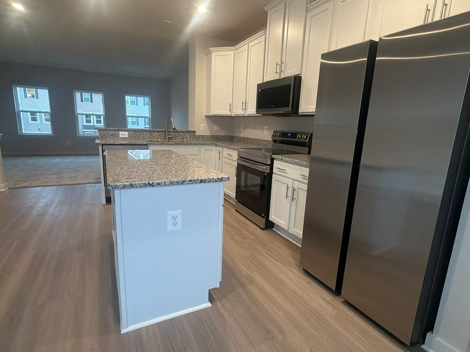 4 bed, 3.5 bath, 2000 sqft, $2,600 — Photo 2