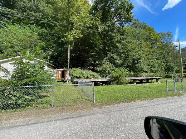 109 Mile Branch Rd, Cedar Grove, WV 25039
