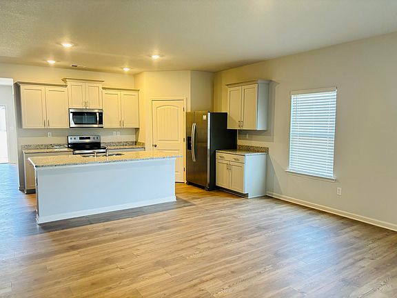 4th image of 45 Kipling Dr