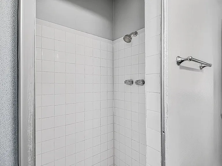 445 W 15th St — Photo 39