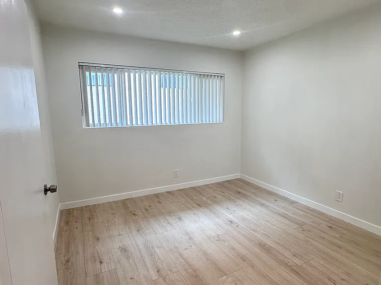 918 E Acacia Ave #K — Photo 9