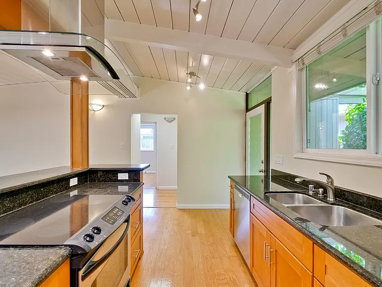 485 Emmons Dr — Photo 26