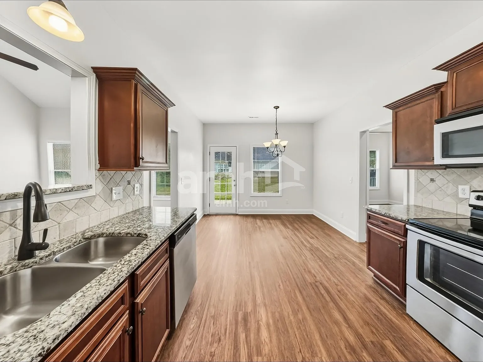4 bed, 3.0 bath, 2300 sqft, $2,480 — Photo 3