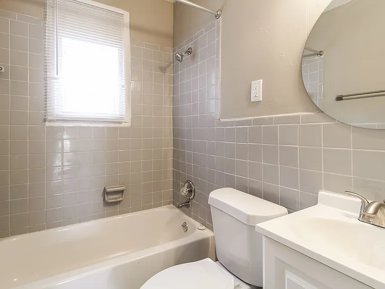1617573_029_bathroom_13575055.jpg