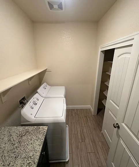 2494 Valdes Dr — Photo 35