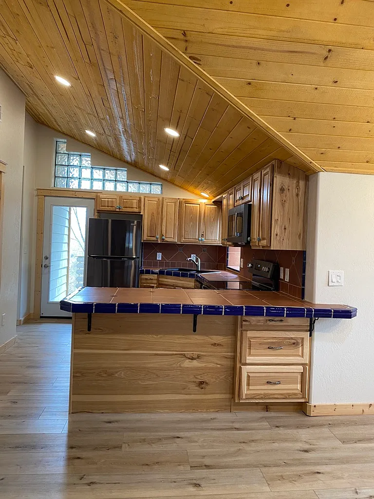 3 bed, 1200 sqft, $2,700 — Photo 3
