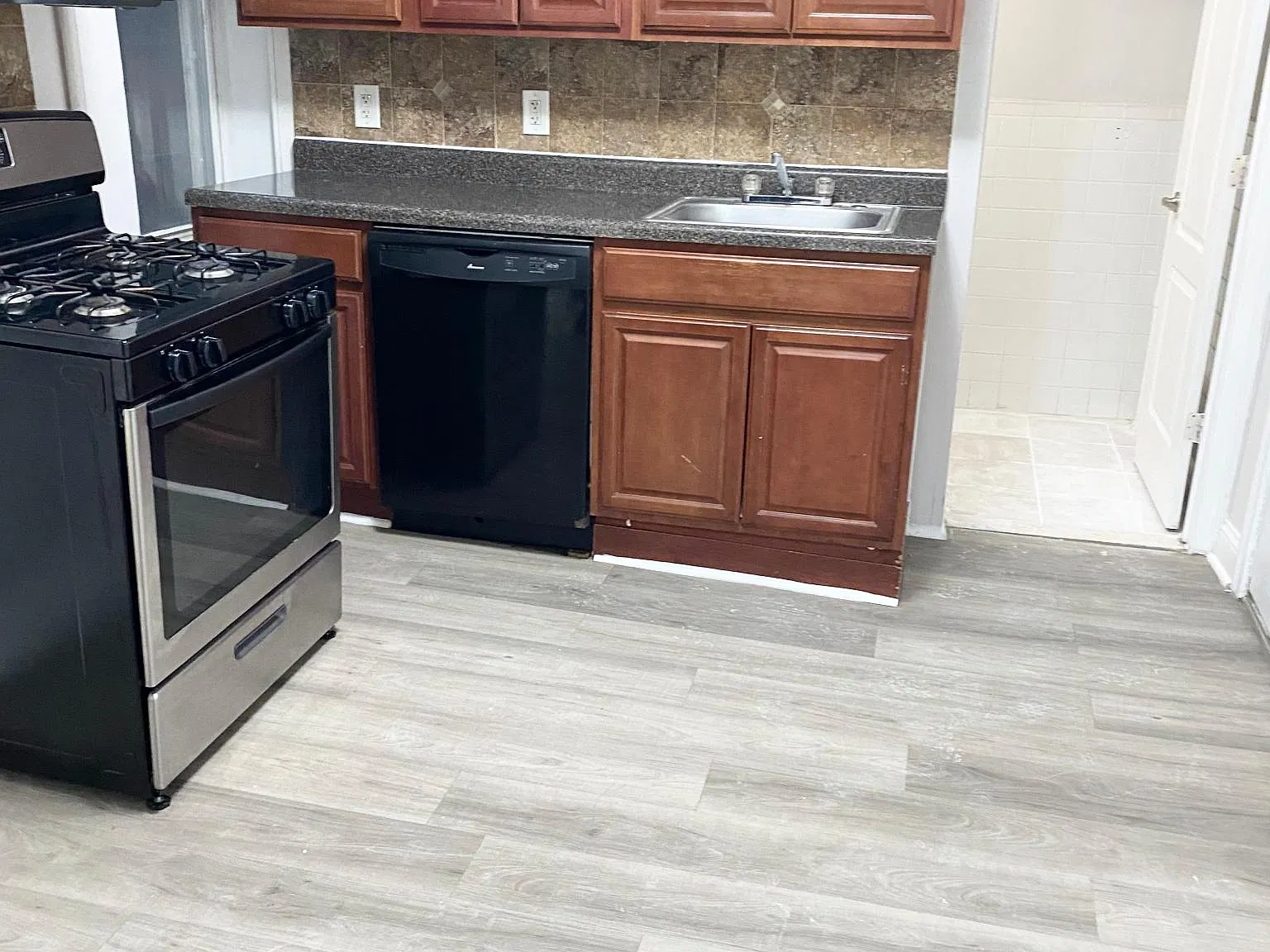 2 bed, 850 sqft, $2,050 — Photo 1