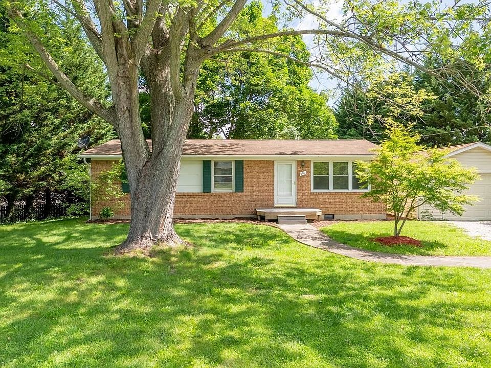 1st image of 305 Circle Dr SE