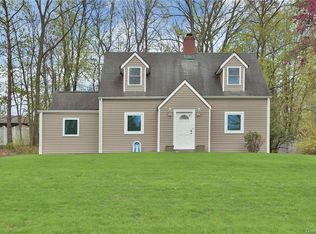 21 Woodland Dr, Suffern, NY 10901