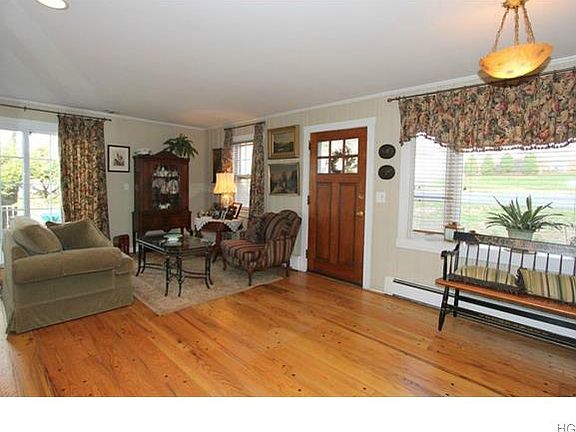 3rd image of 33 Crest Dr