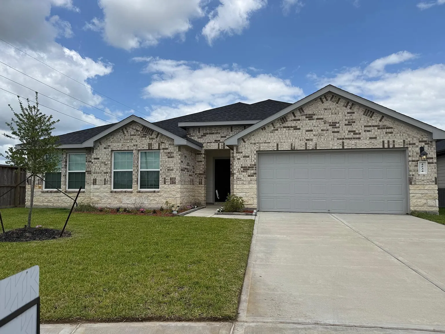 5 bed, 3.0 bath, 2607 sqft, $2,595 — Photo 2
