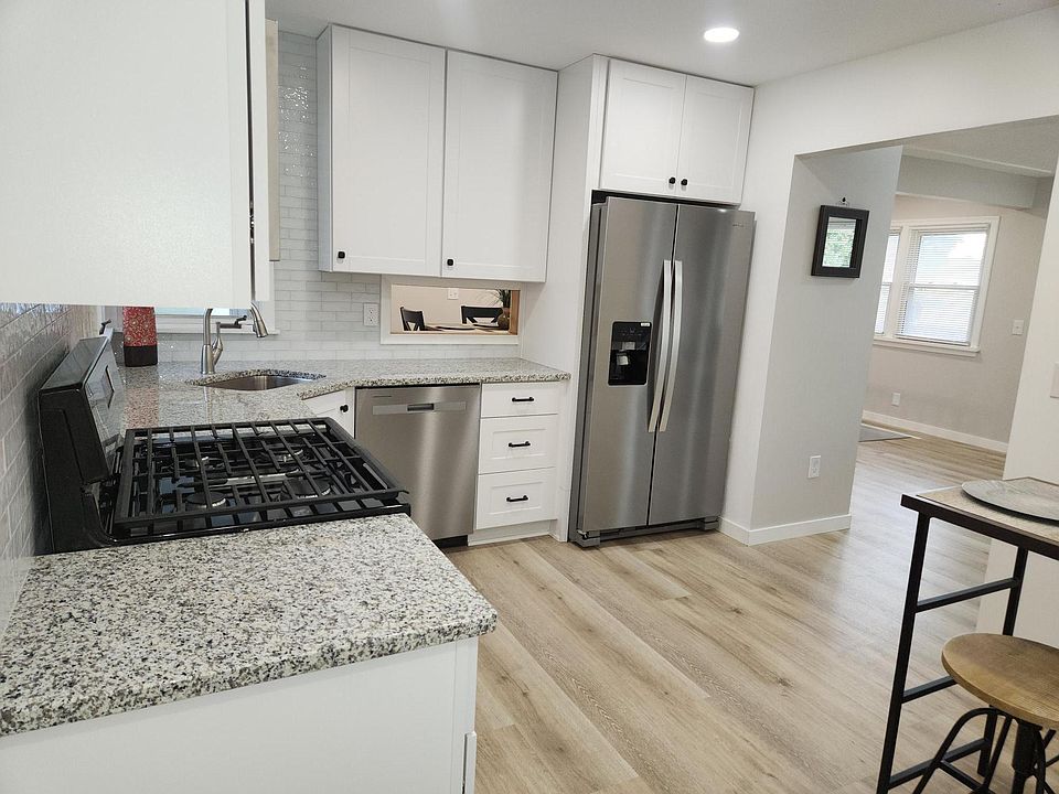 1st image of 500 Bennett Dr NE